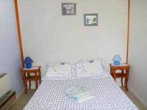 - une chambre avec un lit blanc et 2 tables de chevet dans l'établissement Apartment Les Marmottes by Interhome, à Barèges