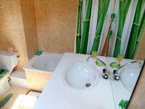 Koupelna v ubytování Apartment Les Marmottes by Interhome + 7 fotografií