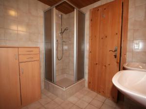 ein Bad mit einer Dusche und einem Waschbecken in der Unterkunft Apartment Sonnenheim-2 by Interhome in Mayrhofen
