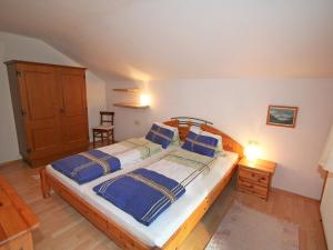sypialnia z łóżkiem z niebiesko-białymi poduszkami w obiekcie Apartment Sonnenheim-2 by Interhome w Mayrhofen +20 zdjęć