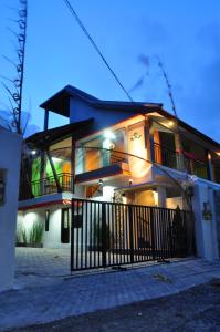 een huis met een hek ervoor bij Amerta Home Stay Bali in Denpasar