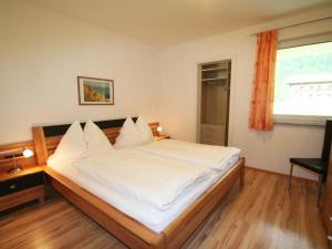 Postel nebo postele na pokoji v ubytování Apartment Rosi-2 by Interhome