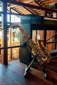 a saxophone on a stand in a room at Casa Flor de Sal in Camocim