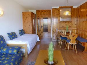 una camera con letto e tavolo e una sala da pranzo di Apartment Christiania 2 Sbel by Interhome a Nendaz