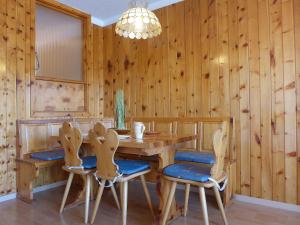 ナンダにあるApartment Christiania 2 Sbel by Interhomeの木製のダイニングルーム(木製のテーブルと椅子付)