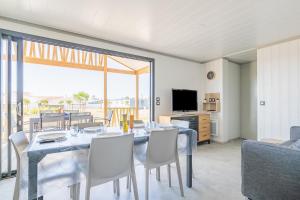 Μια τηλεόραση ή/και κέντρο ψυχαγωγίας στο Chalet pour 6, résidence de vacances avec piscine
