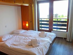 - une chambre avec 2 lits et des serviettes dans l'établissement Apartment Christiania I F6 by Interhome, à Nendaz