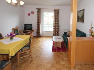 ein Wohnzimmer mit einem gelben Tisch und einem Wohnzimmer in der Unterkunft Apartment Frank-1 by Interhome in Feldkirchen in Kärnten