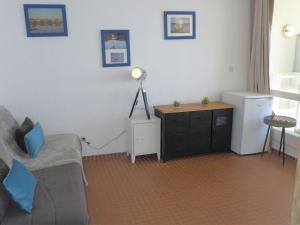 グリュイッサンにあるApartment Les Occitanes by Interhomeのソファ、デスク(ランプ付)が備わる客室です。
