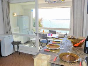 een keuken met een tafel met uitzicht op de oceaan bij Apartment Les Occitanes by Interhome in Gruissan