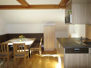 uma cozinha e sala de jantar com mesa e cadeiras em Apartment Alpenblick - SOE750 by Interhome em Sölden