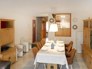 ein Esszimmer mit einem weißen Tisch und Stühlen in der Unterkunft Apartment Rossignol C4 by Interhome in Nendaz