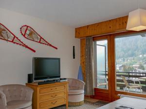 TV a/nebo společenská místnost v ubytování Apartment Rossignol C4 by Interhome