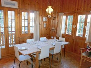 comedor con mesa blanca y sillas blancas en Chalet Les Muguets by Interhome, en Nendaz