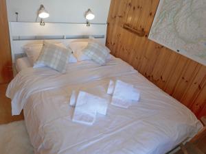 Giường trong phòng chung tại Chalet Les Muguets by Interhome