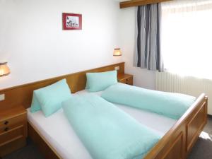 カップルにあるApartment Sailer - KPL320 by Interhomeのベッドルーム1室(青い枕のベッド2台付)