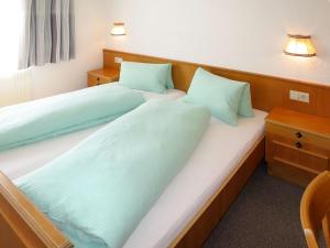カップルにあるApartment Sailer - KPL320 by Interhomeのベッド2台 ホテルルーム 緑の枕付
