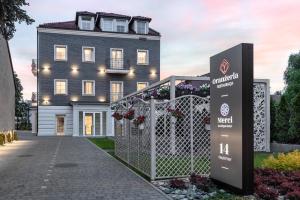 una casa con una puerta y un cartel delante de ella en Merci Boutique Hotel, en Cracovia