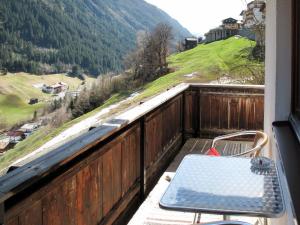 カップルにあるApartment Miramonte - KPL280 by Interhomeの山の景色を望むバルコニーのベンチ