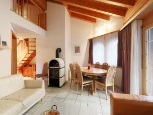 Posezení v ubytování Apartment Les Violettes-2 by Interhome