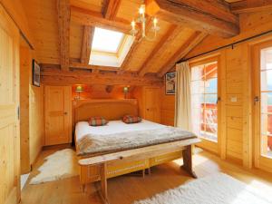 Ένα ή περισσότερα κρεβάτια σε δωμάτιο στο Chalet Saint Piran-1 by Interhome