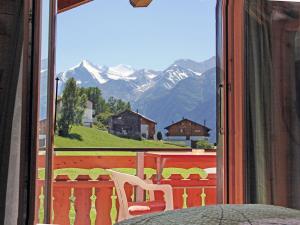 グレヘンにあるApartment Bergfink-3 by Interhomeの山の景色を望むバルコニー付きの客室です。