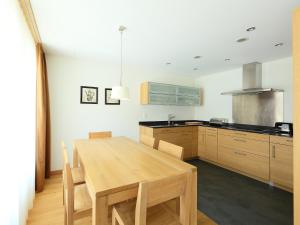 采爾馬特的住宿－Apartment Zur Matte B-4 by Interhome，厨房配有木桌和厨房台面