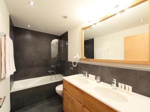 采爾馬特的住宿－Apartment Zur Matte B-4 by Interhome，一间带水槽、卫生间和镜子的浴室