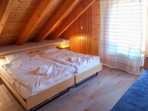 Een bed of bedden in een kamer bij Apartment Eaux-Vives 202 by Interhome