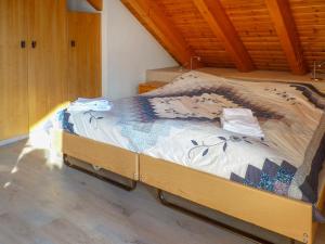 Postel nebo postele na pokoji v ubytování Apartment Eaux-Vives 202 by Interhome