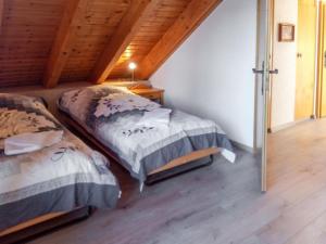 Postel nebo postele na pokoji v ubytování Apartment Eaux-Vives 202 by Interhome