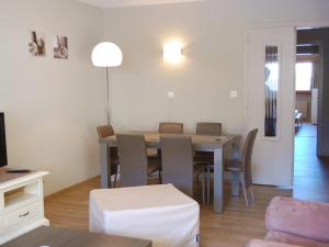 sala de estar con mesa de comedor y sillas en Apartment Rosablanche B71 by Interhome, en Siviez