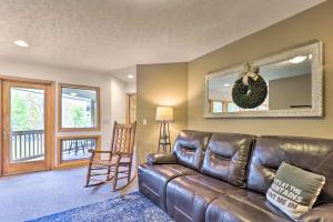 Ruang duduk di Dogs Welcome Secluded Oakland Gem with Hot Tub