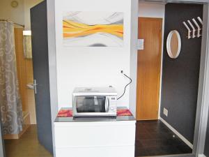un microondas sentado en una encimera en una habitación en Apartment Rosablanche B22 by Interhome en Siviez
