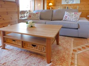 ein Wohnzimmer mit einem Couchtisch und einem Sofa in der Unterkunft Apartment Rhodonite 33 by Interhome in Villars-sur-Ollon