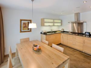 cocina con mesa de madera y comedor en Apartment Zur Matte B-8 by Interhome, en Zermatt