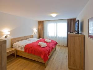 1 dormitorio con 1 cama con 2 toallas en Apartment Zur Matte B-8 by Interhome, en Zermatt