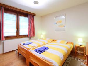 1 dormitorio con 2 camas y ventana en Apartment Pyrith by Interhome, en Zermatt