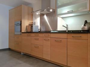 una cocina con armarios de madera y fregadero en Apartment Zur Matte B-5 by Interhome, en Zermatt