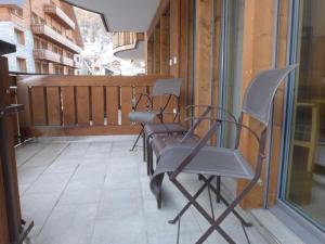 una fila de sillas sentadas en un balcón en Apartment Zur Matte B-5 by Interhome, en Zermatt