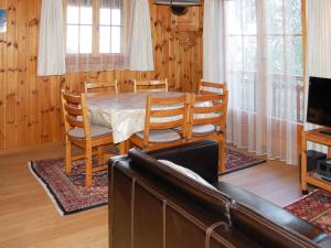 - un salon avec une table, des chaises et un canapé dans l'établissement Chalet Magicien by Interhome, à Nendaz
