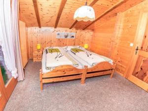 グレヘンにあるApartment Kelly by Interhomeの木造キャビン内のベッド1台が備わるベッドルーム1室を利用します。