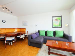 ein Wohnzimmer mit einem Sofa und einem Tisch in der Unterkunft Apartment Marignac 33 by Interhome in Villars-sur-Ollon