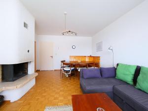 ein Wohnzimmer mit einem Sofa und einem Tisch in der Unterkunft Apartment Marignac 33 by Interhome in Villars-sur-Ollon