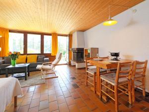 ein Wohnzimmer mit einem Tisch und einem Esszimmer in der Unterkunft Apartment Les Beluardes Bl- 151-2 by Interhome in Taveyannaz
