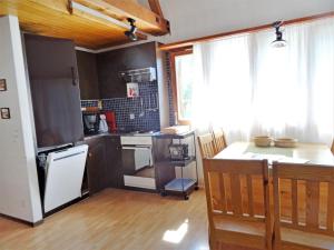 Dapur atau dapur kecil di Apartment Aragon F130 by Interhome