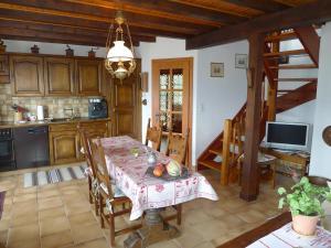 Zona de comedor en el chalet de montaña