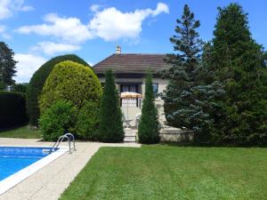 Bazén v ubytování Holiday Home 5- chemin de la Pralay by Interhome nebo v jeho okolí