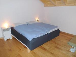 Ένα ή περισσότερα κρεβάτια σε δωμάτιο στο Chalet Bredius by Interhome