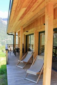 eine Veranda in einem Holzgebäude mit Liegestühlen in der Unterkunft Modern Chalet With Garden Chamonix in Chamonix-Mont-Blanc